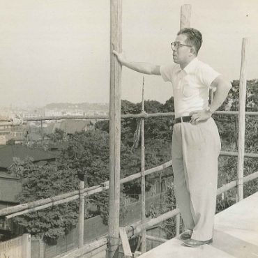 建設中の音楽堂屋上に立つ前川國男