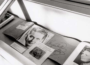 音楽堂アーカイブのひとつ、エリザベート・シュワルツコップのサイン（1972年）photo:Satoshi Aoyagi