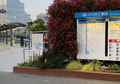 Trạm dừng xe buýt trước ga JR Sakuragicho